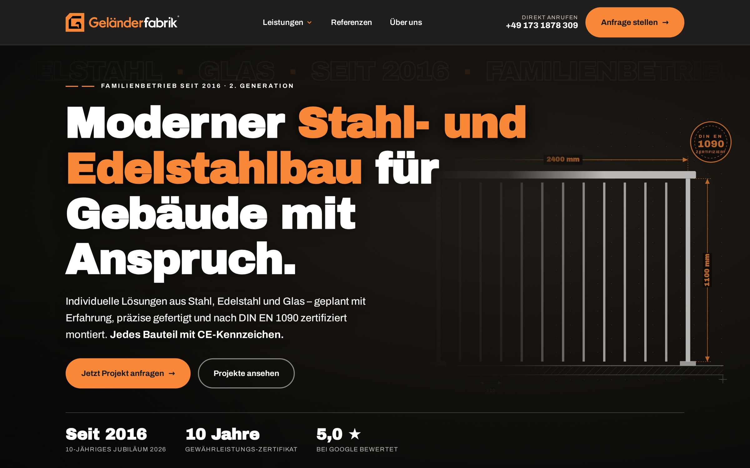 Modernes Stahlgeländer mit vertikalen Stäben und horizontaler Oberkante an Gebäudefassade, technische Zeichnung mit Maßangaben.