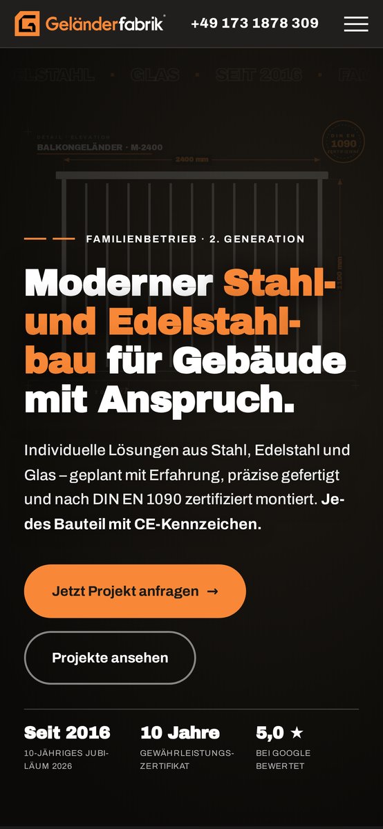 Stahlbalkon mit vertikalen Stäben und technischen Maßangaben auf dunklem Hintergrund.